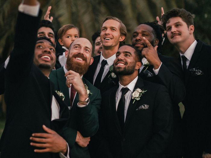 Caballeros en traje formal oscuro